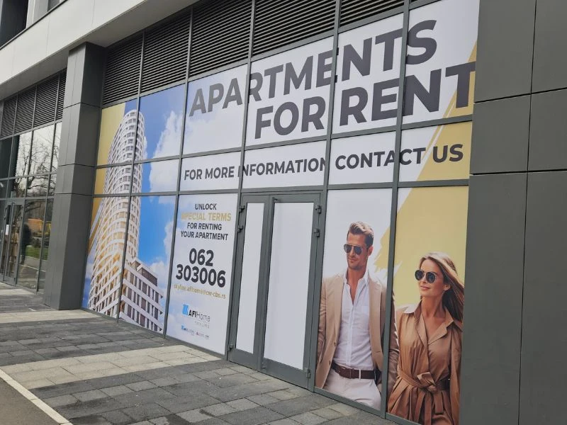 Brendiranje izloga i staklenih površina - mesh platna, cerade i window graphics za prodajna mesta - Brand Planet Srbija